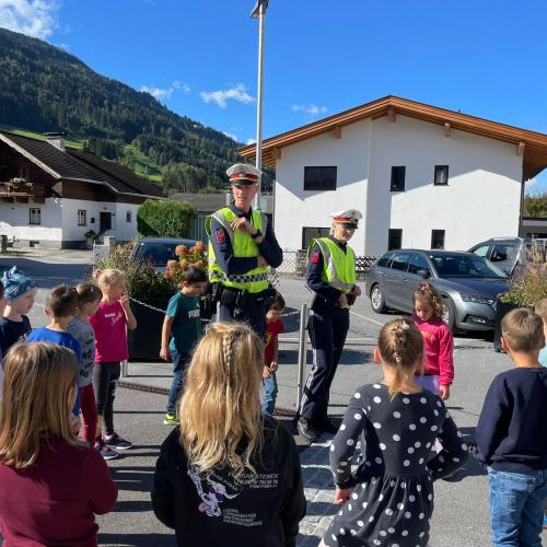 Polizei in der 1b