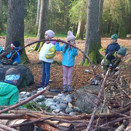 Kinder im Wald beim Projekt "Natopia"
