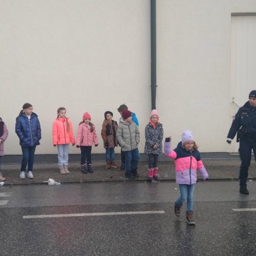 Polizei in den zweiten Klassen