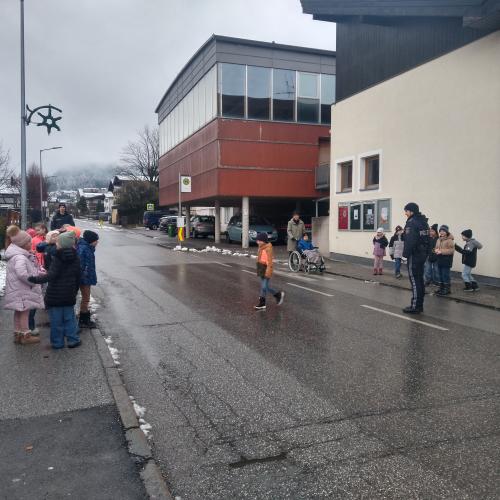 Polizei in den zweiten Klassen