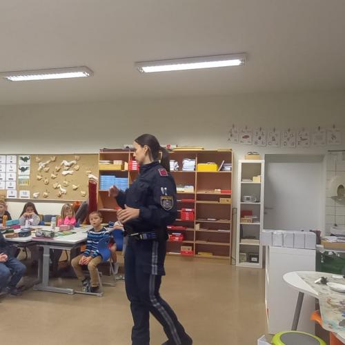 Polizei in den zweiten Klassen
