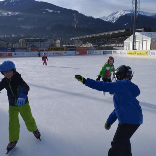 2B beim Eislaufen