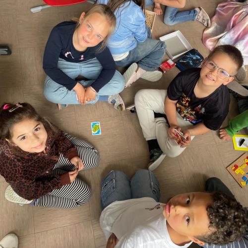 Die Kinder aus der 1A & 2A spielen gemeinsam.