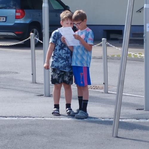 Lesespaziergang im Schulhof