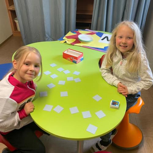 Die Kinder aus der 1A & 2A spielen gemeinsam.