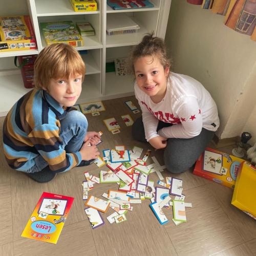 Die Kinder aus der 1A & 2A spielen gemeinsam.