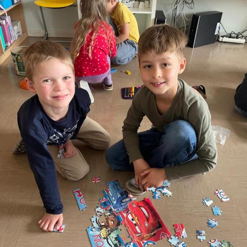 Die Kinder aus der 1A & 2A spielen gemeinsam.