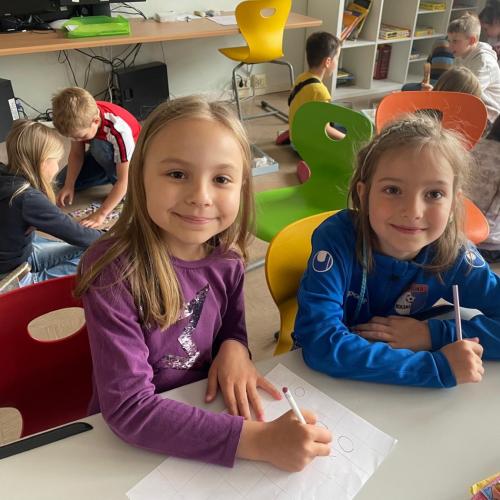 Die Kinder aus der 1A & 2A spielen gemeinsam.