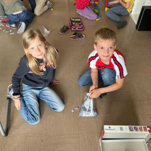 Die Kinder aus der 1A & 2A spielen gemeinsam.