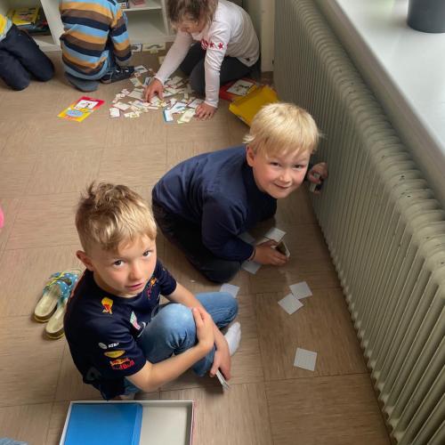 Die Kinder aus der 1A & 2A spielen gemeinsam.