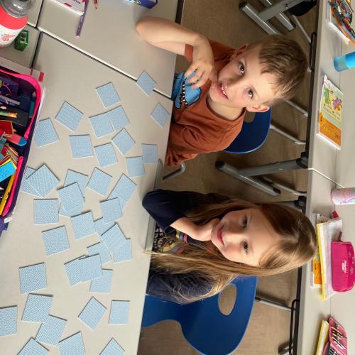 Die Kinder aus der 1A & 2A spielen gemeinsam.