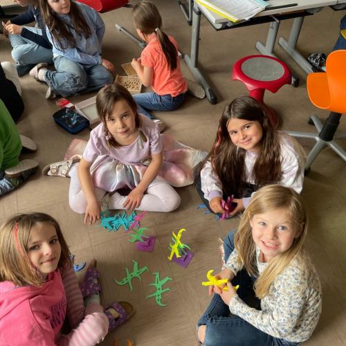 Die Kinder aus der 1A & 2A spielen gemeinsam.