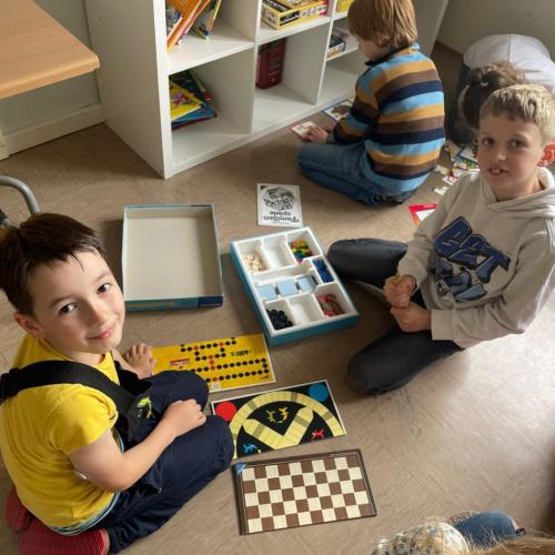 Die Kinder aus der 1A & 2A spielen gemeinsam.