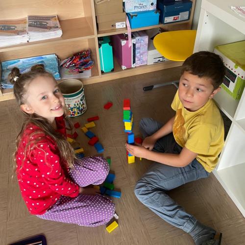 Die Kinder aus der 1A & 2A spielen gemeinsam.