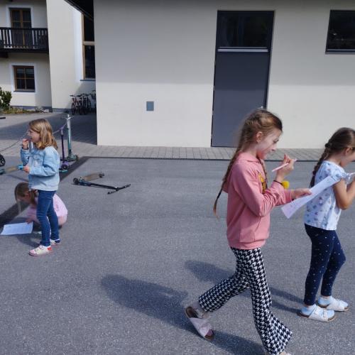 Lesespaziergang im Schulhof