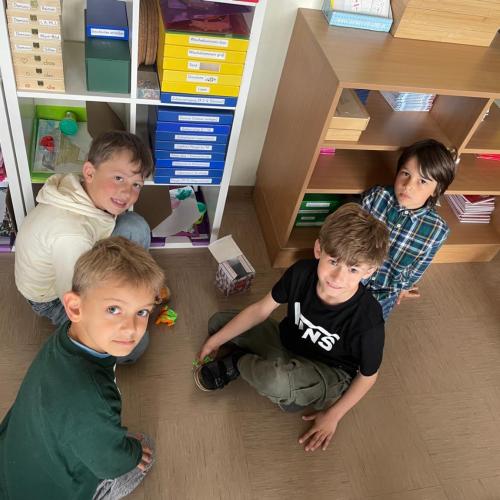 Die Kinder aus der 1A & 2A spielen gemeinsam.