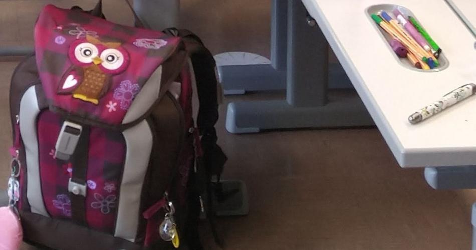 Schultasche im Klassenzimmer