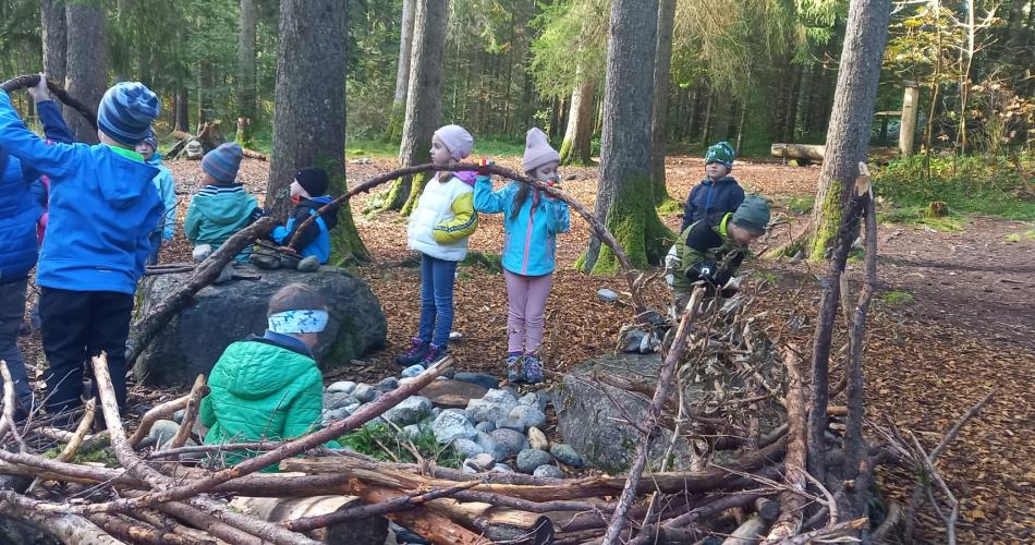 Kinder im Wald beim Projekt "Natopia"