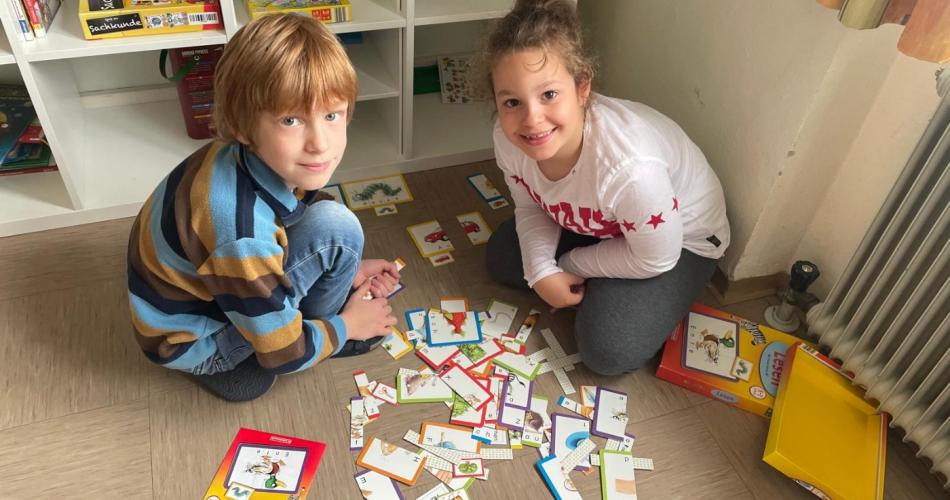 Die Kinder aus der 1A & 2A spielen gemeinsam.